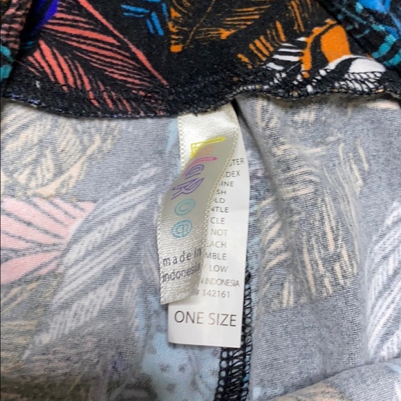 LuLaRoe Feather Leggings - Picture 4 of 5
